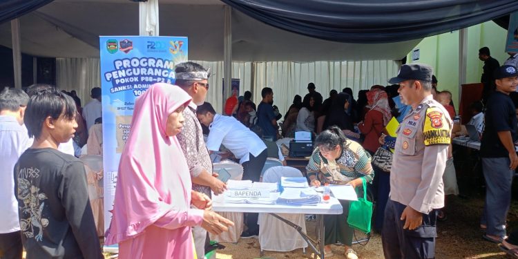 Kapolsek Cibatu Hadiri Kegiatan Pelayanan Publik Terpadu “Gempungan” di Desa Cipinang