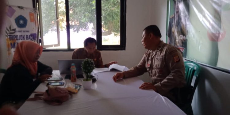 Bhabinkamtibmas Pasawahan Kidul Sambang Staff Desa Seraya Sampaikan Pesan Kamtibmas