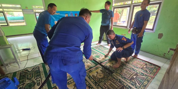 Jelang HUT Polairud Ke-75, Sat Polairud Polres Purwakarta Bersihkan Tempat Ibadah