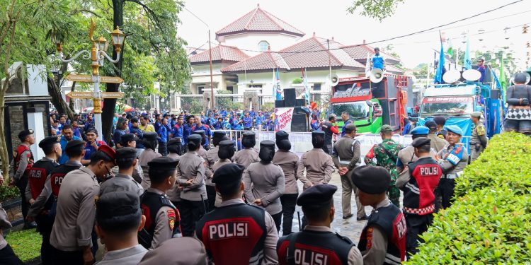 Polres Purwakarta Berikan Pengamanan Humanis Ke Peserta Aksi di Kantor Pemkab Meski Diguyur Hujan