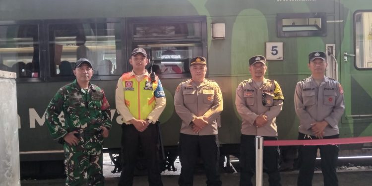 Pastikan Nataru Aman Dan Kondusif, Polres Purwakarta Lakukan Pengamanan Di Stasiun Kereta Api