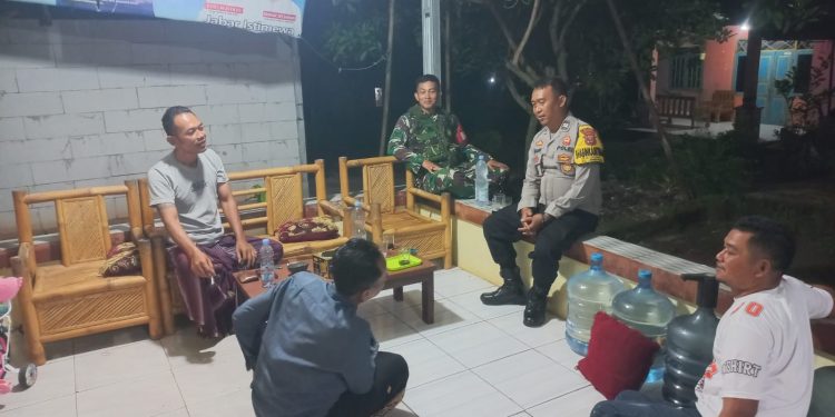Sinergitas TNI-Polri, Bhabinkamtibmas dan Babinsa Laksanakan Sambang Malam ke Warga