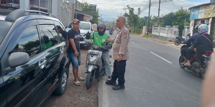 Sampaikan Pesan Kamtibmas, Bhabinkamtibmas Polsek Pasawahan Sambangi Driver Ojol Jelang Liburan Sekolah Natal dan Tahun Baru