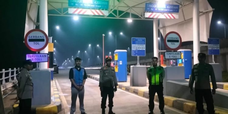 Patroli Dialogis Polsek Darangdan Jaga Keamanan Gerbang Tol Jelang Tahun Baru 2026