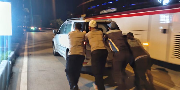 Baru Selesai Salat, Polisi Sigap Bantu Mobil Mogok di Rest Area KM 88 A