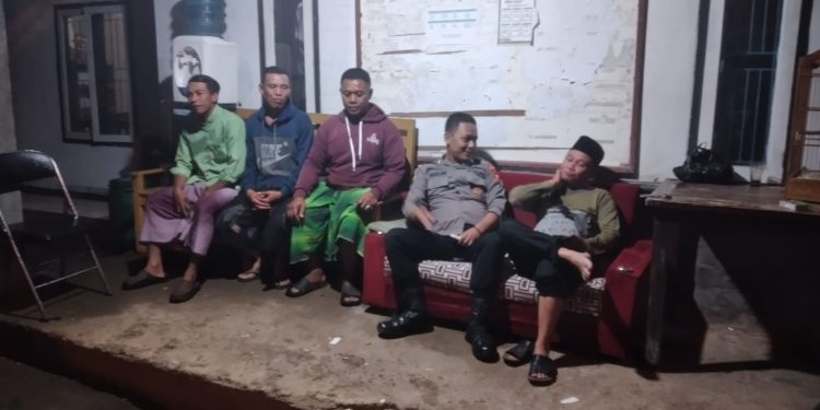 Bhabinkamtibmas Polsek Kiarapedes Sambang Satkamling, Ajak Warga Aktif Jaga Kamtibmas