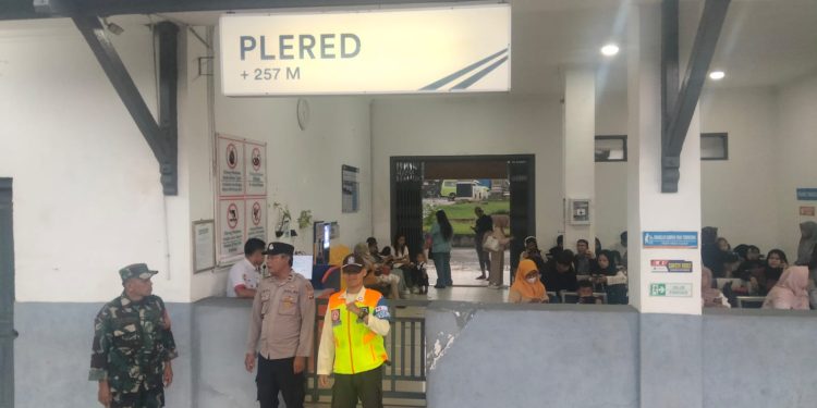 Pengaman Libur Nataru, Polsek Plered Lakukan Patroli Di Stasiun Kereta Api