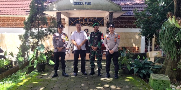 Polsek Bungursari Polres Purwakarta Monitoring Pengamanan Ibadah Umat Kristiani Jelang Perayaan Natal