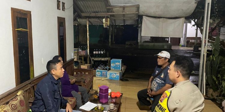 Bhabinkamtibmas Polsek Bungursari Polres Purwakarta Laksanakan Ronda Malam Bersama Warga