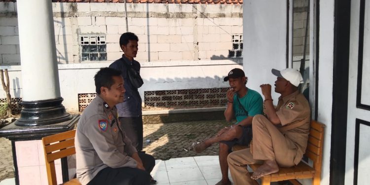 Sampaikan Hotline Pelayanan Polri 110, Polsek Plered Lakukan Silaturahmi Kamtibmas