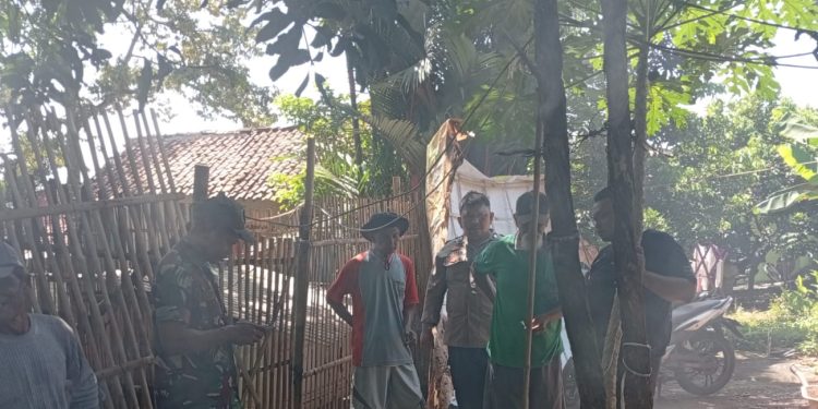 Bhabinkamtibmas dan Babinsa Lebak Anyar Sigap Bantu Warga Terdampak Angin Kencang