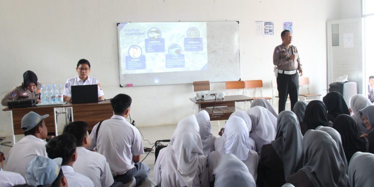 Edukasi Safety Riding dari Polres Purwakarta, Pelajar SMK Negeri Darangdan Antusias Ikuti Police Goes to School