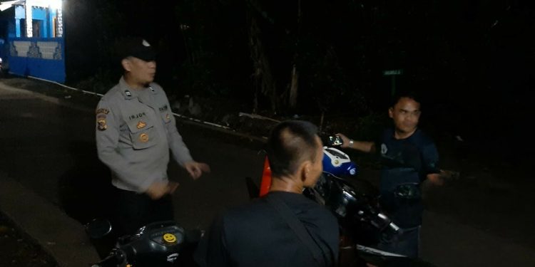 Bhabinkamtibmas Desa Salamjaya Sapa Warga Malam Hari, Ajak Waspada Selama Libur Panjang Natal dan Tahun Baru
