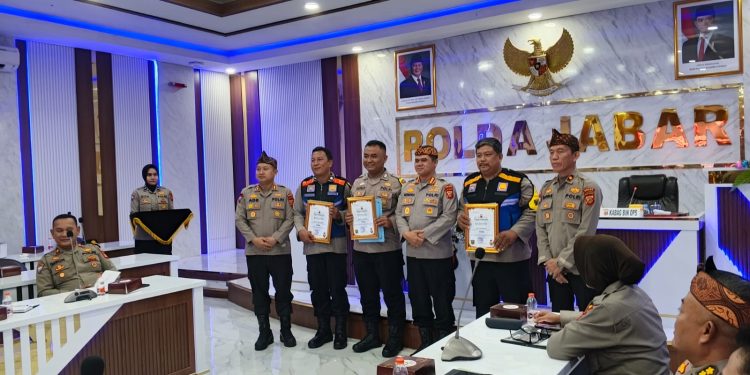 Bhabinkamtibmas Polres Purwakarta Raih Juara II Laporan BOS V2 se-Polda Jabar pada Anev Tahunan Binmas 2025