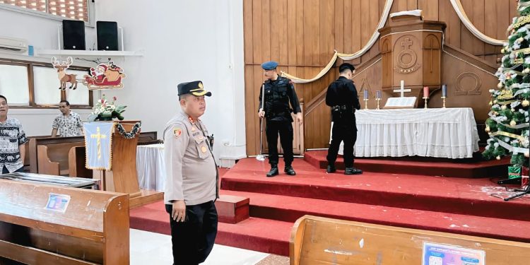 Jelang Perayaan Natal, Kapolsek Purwakarta Kota Dampingi Tim Jihandak Sterilisasi Gereja