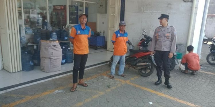 Bhabinkamtibmas Polsek Pasawahan Himbau Juru Parkir Tingkatkan Keamanan Jelang Libur Panjang Natal dan Tahun Baru