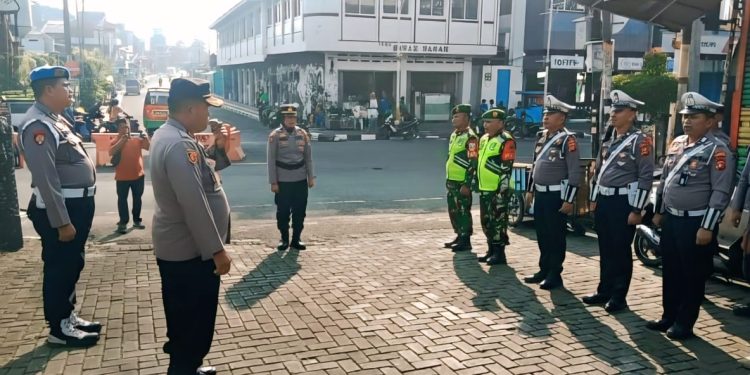Pastikan Kesiapan Personel, Kapolsek Purwakarta Kota Pimpin Apel di Pos Pam Pasar Jumat