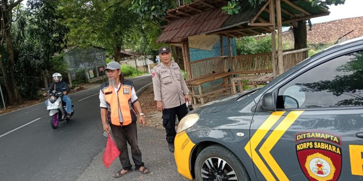 Polsek Pasawahan Laksanakan Patroli KRYD Siang, Sambangi Warga Desa Lebakanyar Jelang Libur Panjang Natal dan Tahun Baru