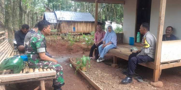 Sambang Bersama Babinsa, Polsek Cibatu Wujudkan Kamtibmas Kondusif Menjelang Tahun Baru 2026