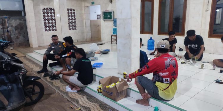 Bhabinkamtibmas Polsek Bungursari Polres Purwakarta Laksanakan Sambang Malam ke Warga, Perkuat Kamtibmas Lingkungan