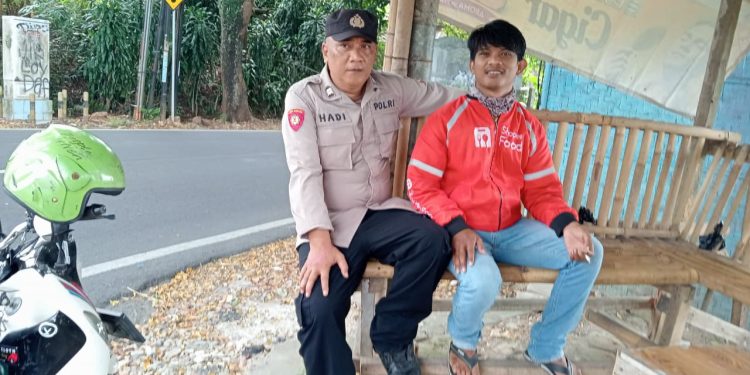 Jalin Silaturahmi, Bhabinkamtibmas Polsek Pasawahan Sambangi Ojol di Pertigaan Cihuni Jelang Libur Panjang Natal dan Tahun Baru