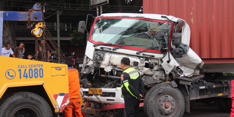 Kontainer Alami Kecelakaan Tunggal di Jalan Raya Cikopo, Satlantas Polres Purwakarta Bergerak Cepat Urai Kemacetan
