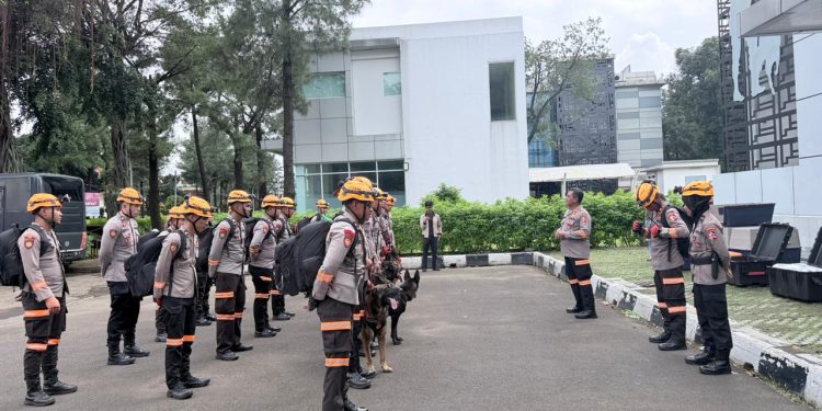 DEN K9 SAR DITPOLSATWA KORSABHARA BAHARKAM POLRI PERKUAT PENANGANAN BENCANA LONGSOR DI PASIRLANGU