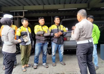 Humanis di Musim Hujan, Polwan Kamsel Satlantas Polres Purwakarta Sapa Komunitas Ojek Online