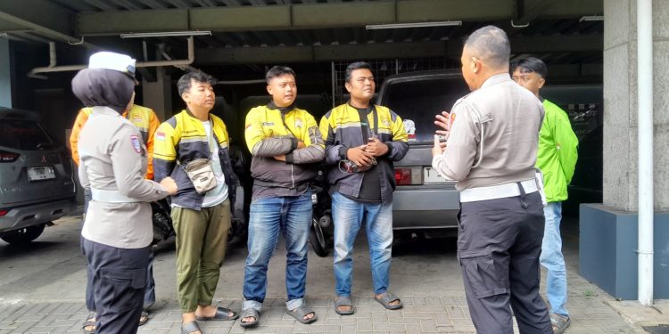 Humanis di Musim Hujan, Polwan Kamsel Satlantas Polres Purwakarta Sapa Komunitas Ojek Online