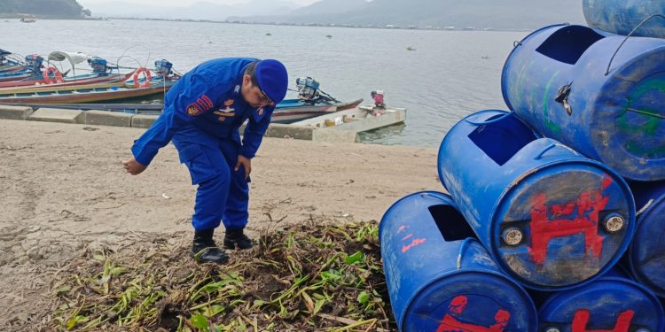 Polri Peduli Lingkungan, Sat Polairud Polres Purwakarta Bersihkan Eceng Gondok di Waduk Jatiluhur