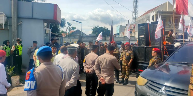 Pengamanan Humanis Polres Purwakarta, Aksi Unjuk Rasa di Jatiluhur Berjalan Aman dan Kondusif