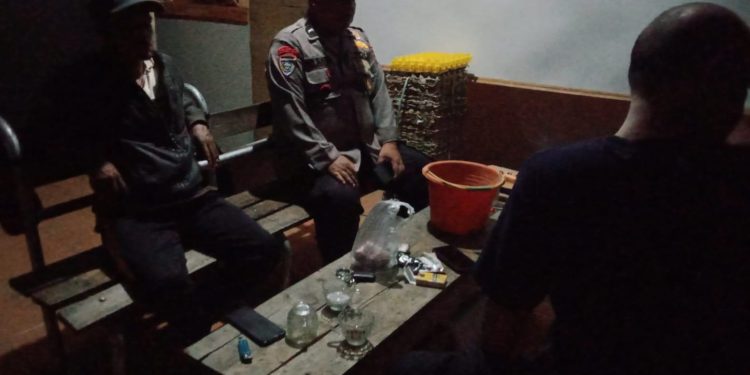 Patroli Malam Bhabinkamtibmas Desa Galudra, Perkuat Siskamling dan Keamanan Warga