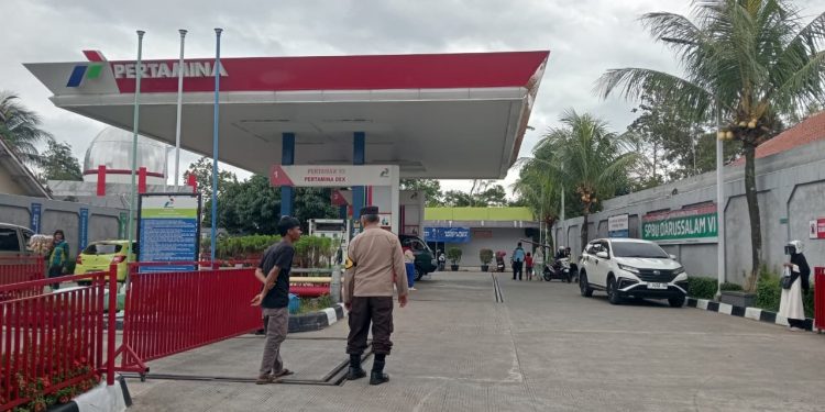 Bhabinkamtibmas Polsek Pasawahan Berikan Binluh Kamtibmas Kepada Warga Desa Parakan Salam