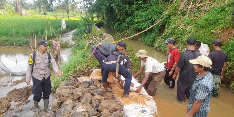 Kanit Binmas Polsek Pasawahan Gotong Royong Bersihkan Selokan Bersama Warga