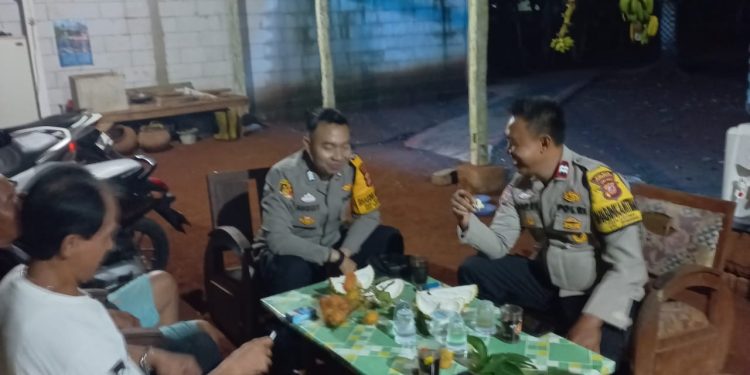 Bhabinkamtibmas Polsek Bungursari Polres Purwakarta Kunjungi Warga di Malam Hari, Sosialisasikan Waspada Kejahatan