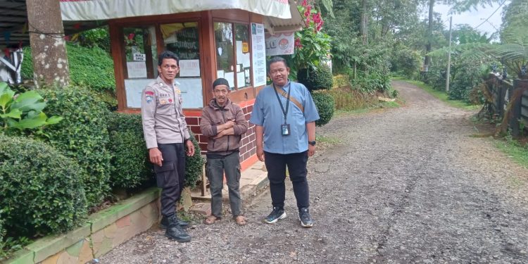 Jadi Pembina Upacara di SDN 1 Sindangkasih, Bhabinkamtibmas Polsek Purwakarta Kota Tanamkan Disiplin Sejak Dini