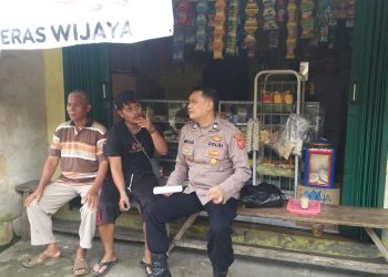 Bhabinkamtibmas Polsek Pasawahan Ingatkan Keamanan Warung Warga di Desa Salamjaya