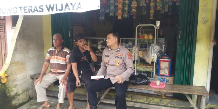 Bhabinkamtibmas Polsek Pasawahan Ingatkan Keamanan Warung Warga di Desa Salamjaya
