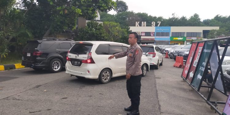 Personil Polsek Darangdan Laksanakan Pengamanan Arus Lalu Lintas di Rest Area KM 97 B