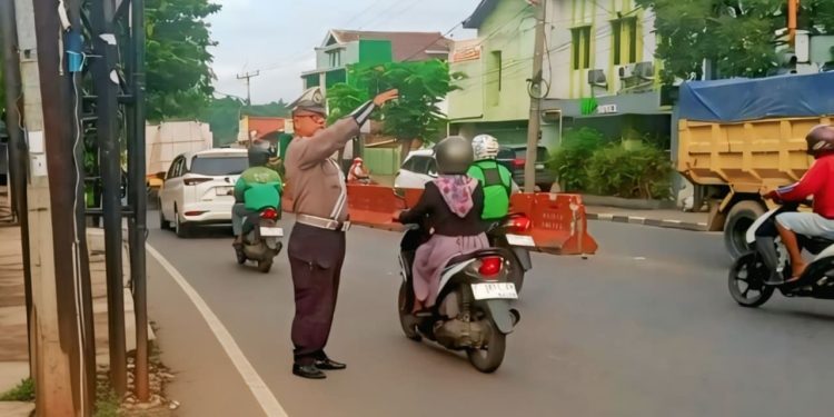 Personel Polsek Purwakarta Kota Laksanakan Gatur Lalin di Pertigaan Parcom guna Urai Kemacetan