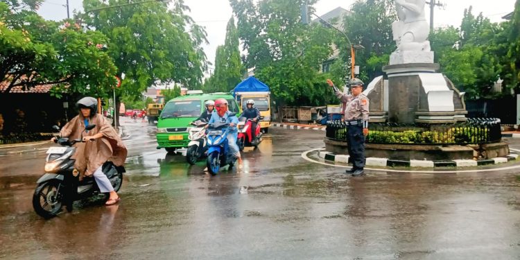 Jaga Kelancaran Arus Kendaraan, Unit Lantas Polsek Purwakarta Kota Lakukan Pengaturan di Titik Rawan Kemacetan