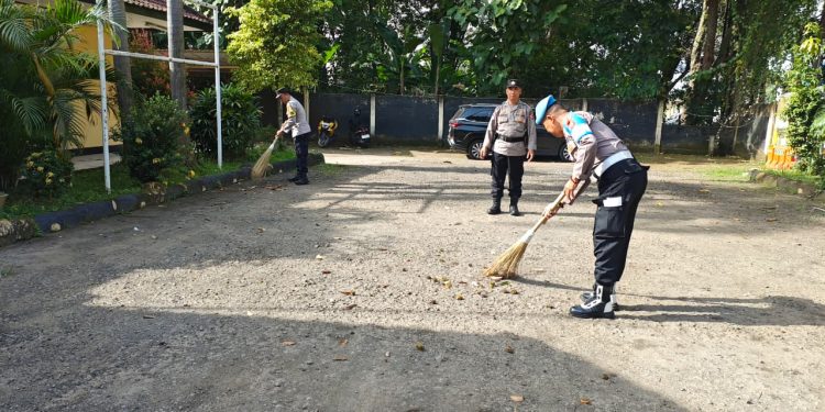 Ngosrek Jum’at Bersih, Polsek Bungursari Polres Purwakarta Jaga Kebersihan Mako