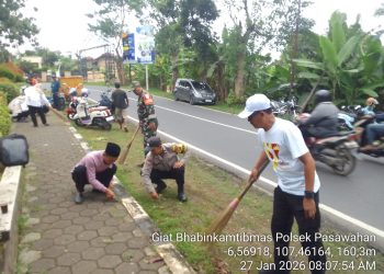 Melalui Pendekatan warga Sinergitas TNI dan Polri Bhabinkamtibmas bersama warga warga Giat Ngosrek ciptakan Harkamtibmas