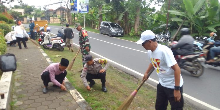 Melalui Pendekatan warga Sinergitas TNI dan Polri Bhabinkamtibmas bersama warga warga Giat Ngosrek ciptakan Harkamtibmas
