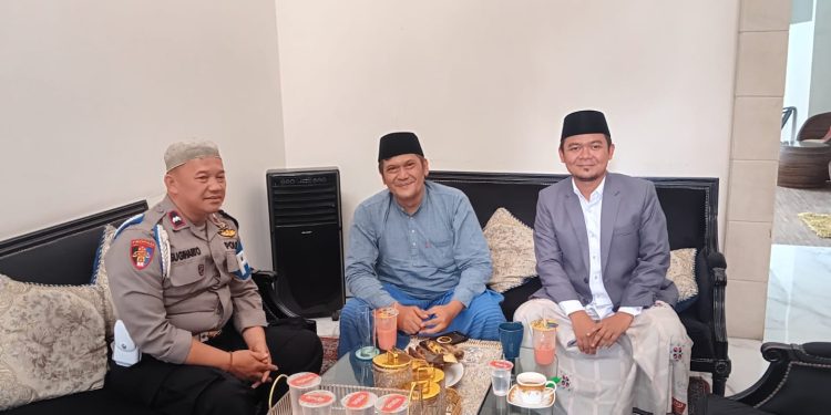 Bhabinkamtibmas Polsek Pasawahan Jalin Silaturahmi dengan Tokoh Agama di Desa Ciherang