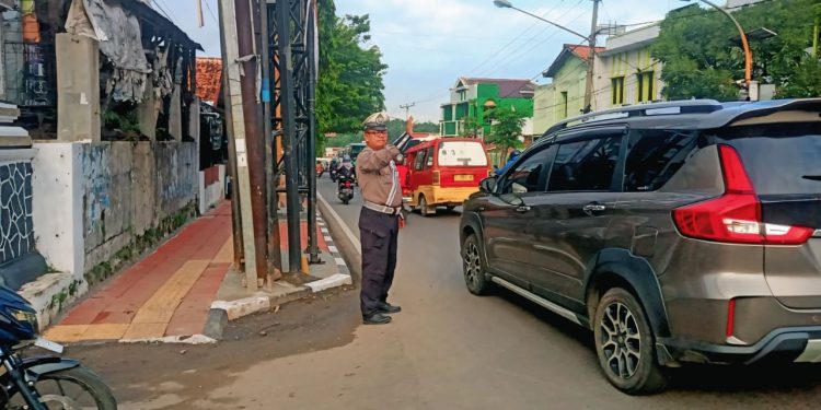Unit Lantas Polsek Purwakarta Kota Laksanakan Pengaturan Arus Lalu Lintas di Pos Parcom