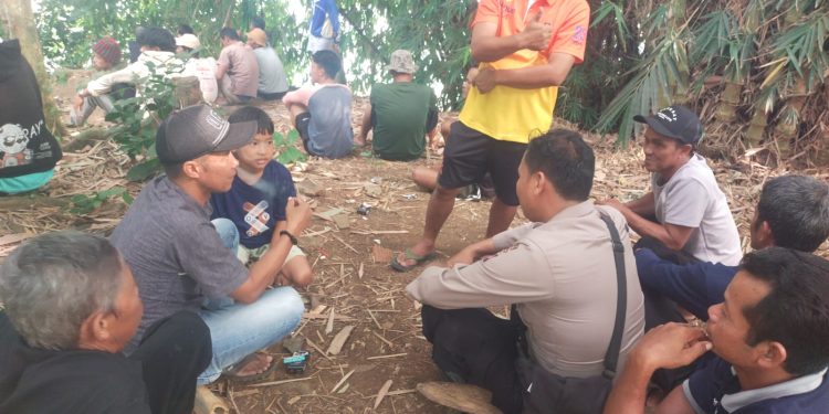 Bhabinkamtibmas Desa Sukamukti Aiptu Abdul Rojak Tingkatkan Keamanan Lewat Silaturahmi Warga