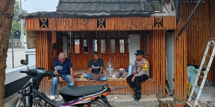 Perkuat Silaturahmi dan Kamtibmas, Bhabinkamtibmas Polsek Bungursari Polres Purwakarta Lakukan Anjangsana