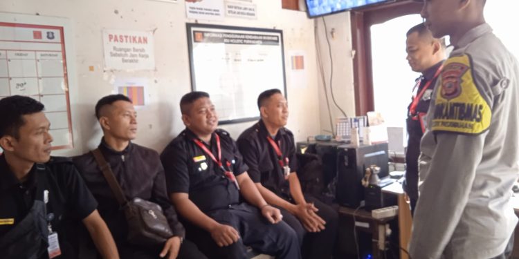 Bhabinkamtibmas Polsek Pasawahan Sambangi Petugas Keamanan RS Holistic, Perkuat Sinergi Kamtibmas