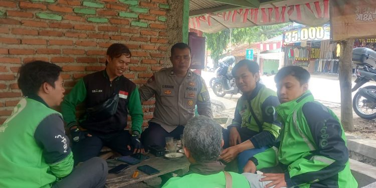 Bhabinkamtibas Desa Kembangkuning Sambangi Ojek Online